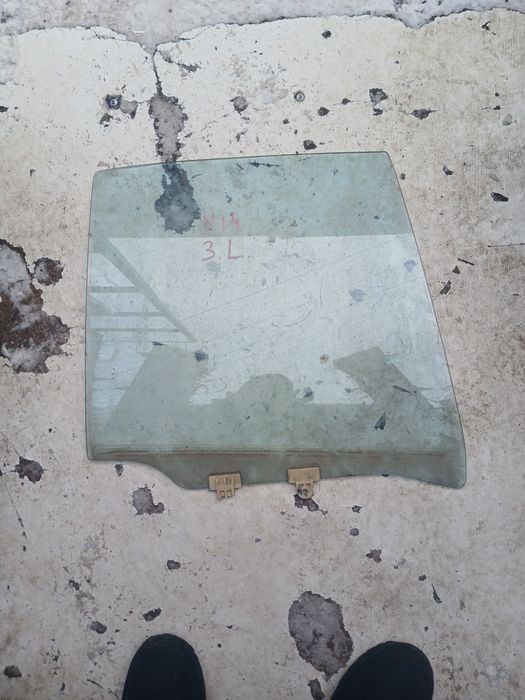 Стекло двери Нисан Сани N14 седан