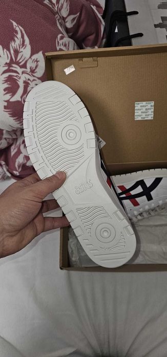 Vând adidași ASICS