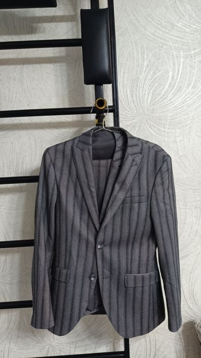 Серый костюм тройка