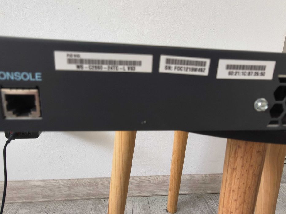 Cisco Catalyst 2960-24TC- L-V03. Switch profesional 24 porturi 10/100 Mbps. Impecabil!