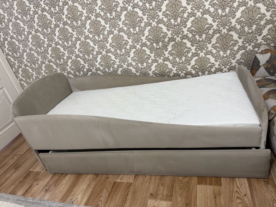 Детская кровать с матрасом