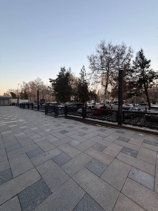Вдоль дороги продаётся Узбегим 316 КВ нежилое помещение, новостройка