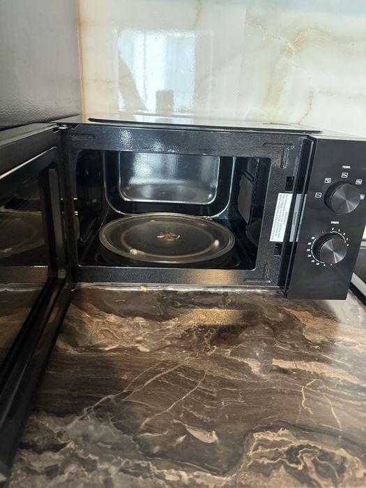 Продам черную микроволновку Hisense