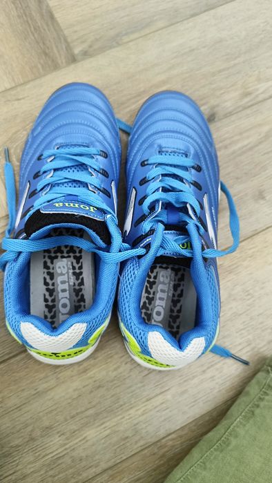 Кроссовки спортивные