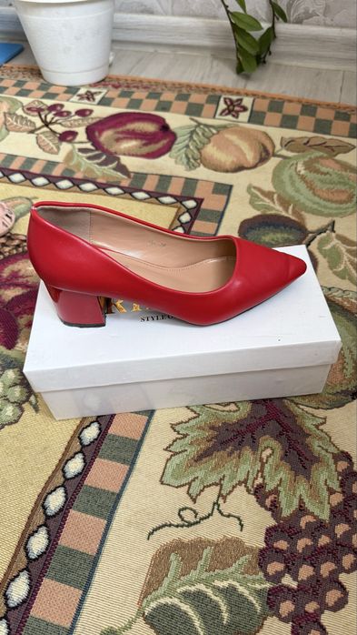 Аяқ киімдер сатылады