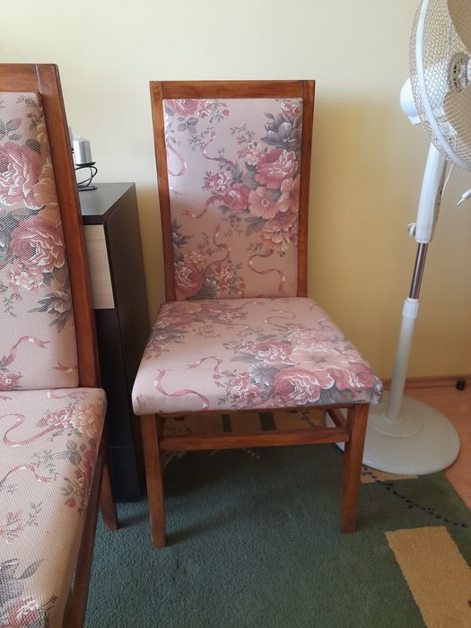 Продавам трапезни столове