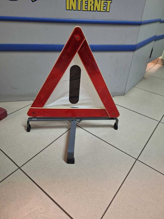 Авариен триъгълник за автомобил