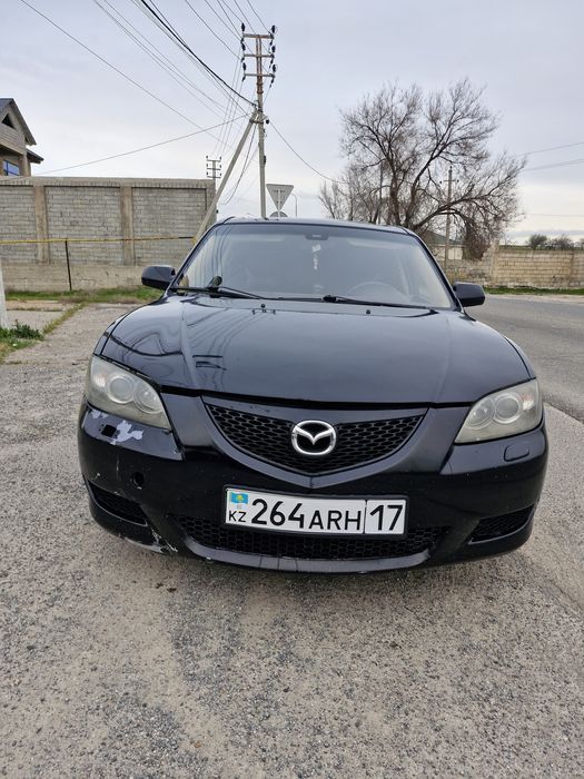 Машина Мазда 3 чорный