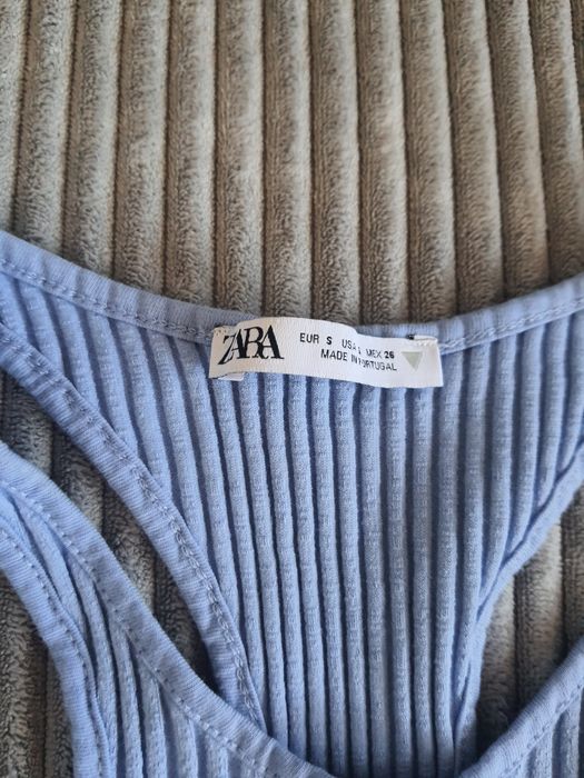 Потници на Zara и River Island