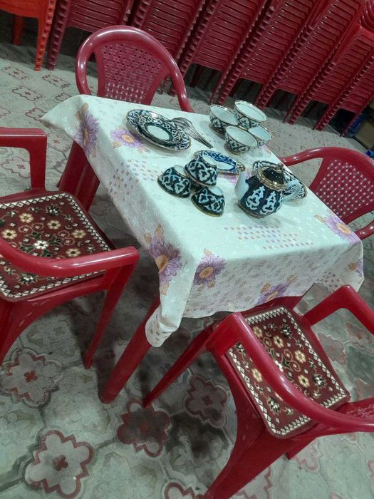 Tadbir uchun stul-stol va idishlar to‘plami sotiladi