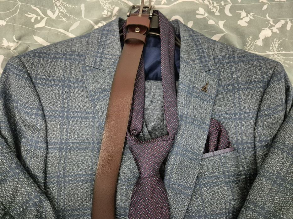 Два мужских костюма