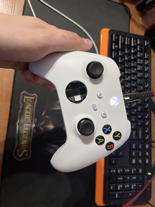 Xbox геймпад цветом robot white