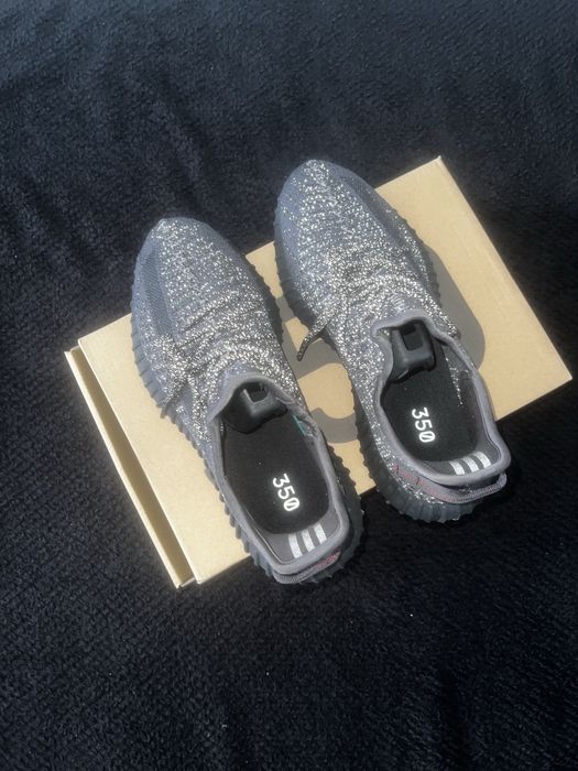 Чисто нови yeezy 350 43-ти номер.
