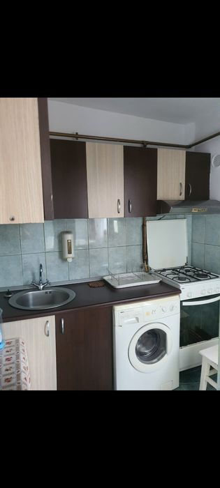 Închiriez garsoniera.