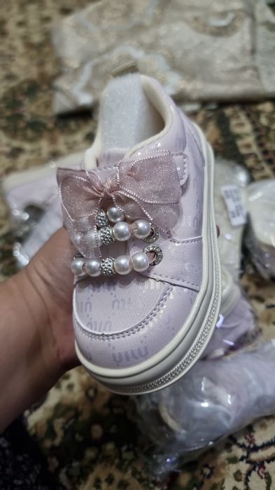 Oyoq kiyimla sotiladi xitoyda ishlab chiqarilgan sifati zur