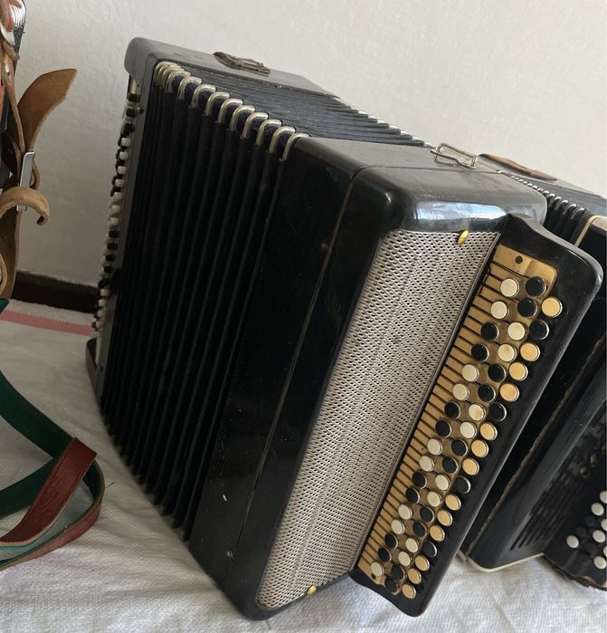 Продам баяны . 3шт .