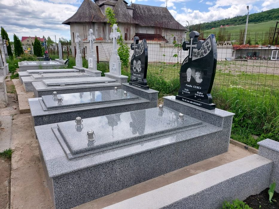 Monumente funerare din granit masiv, montaj cruci, accesorii.