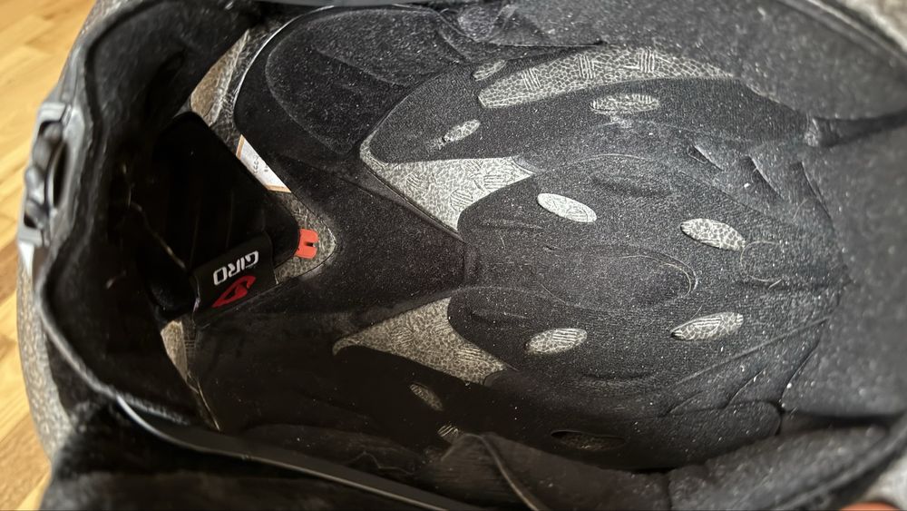 Продавам каска за ски GIRO