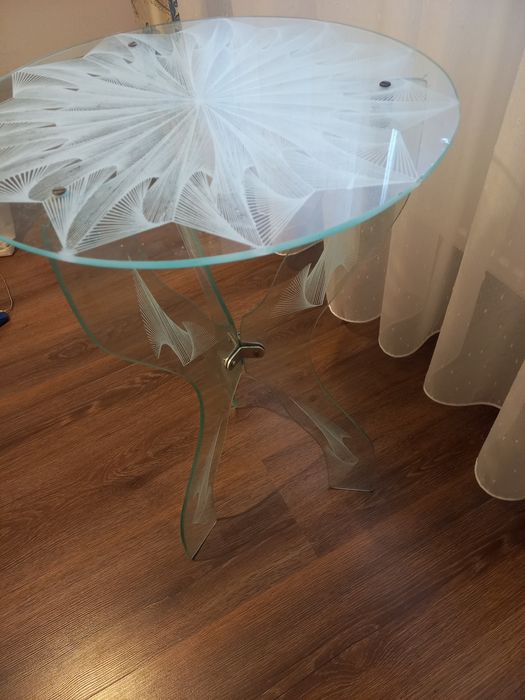 Masuta de sticla cu 3 picioare de sustinere tot din sticla.
Sticla are
