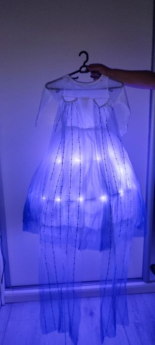 Рокля на принцеса Елза със светлини с 2подаръка корона и светещ ластик