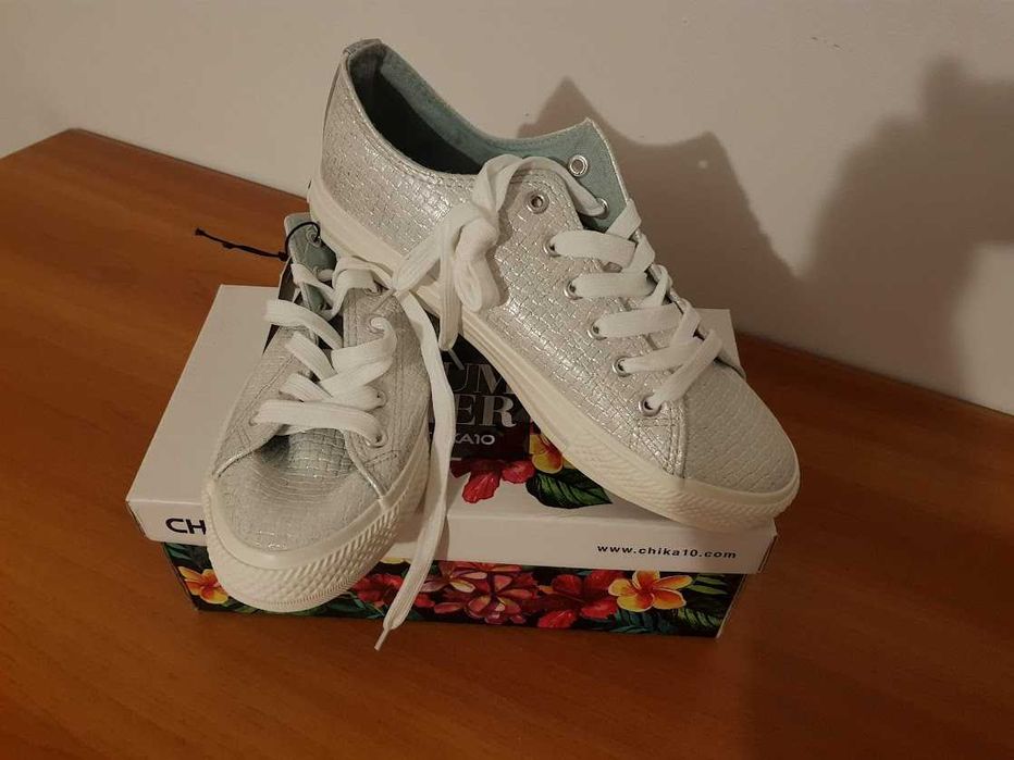 Tenesi/Sneakersi Chica 10,marimea 39,noi.70 lei