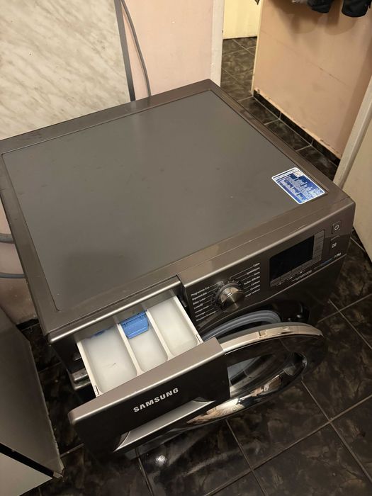 Продавам пералня Samsung EcoBubble WF80F5E5W4X 8kg  1400 об./мин