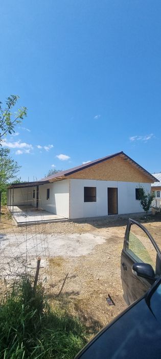 Vând/execut case modulare pe structura metalica