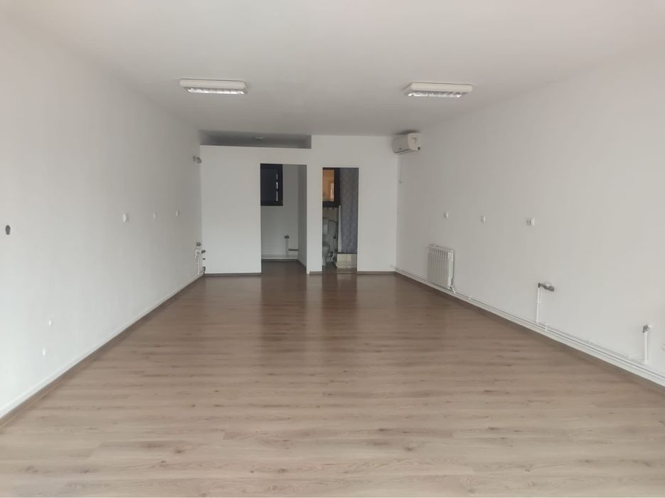 Ofer spre inchiriere birou/spatiu comercial avand curte frontala