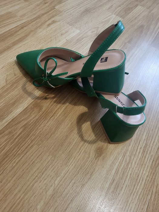 Vând pantofi noi cu baretă