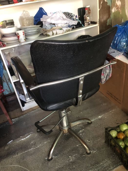 Продам парикмахерское кресло