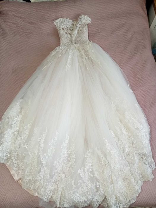 Rochie mireasă A-line cu dantelă albă fină peste satin roz pudră