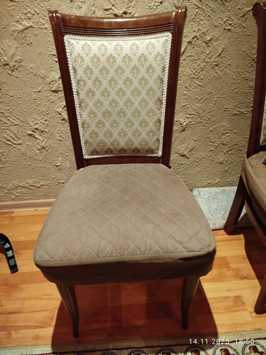 Продаю комплект стол,стулья,диван.