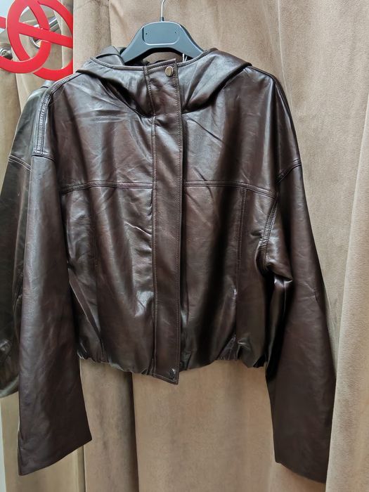 Кожено яке тип бомбър с качулка. Размери s. m. L.