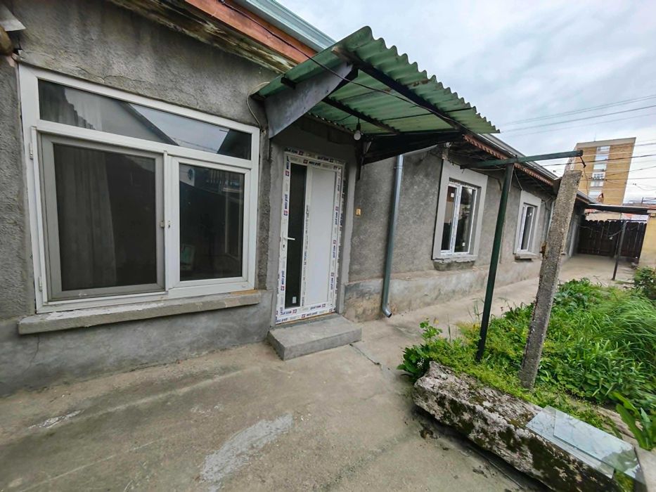 Къща в Центъра на гр.Силистра, на 100м от Дунавската градина, с нов покрив и дограма, 9 стаи