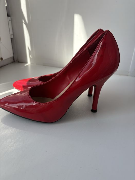 Красные туфли 37 размер  2000тг