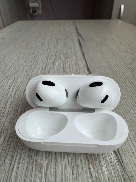 Продавам AirPods 3-то поколение с Lightning зареждане