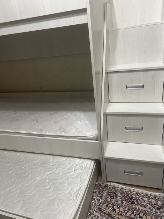 Продам трехярусную кровать