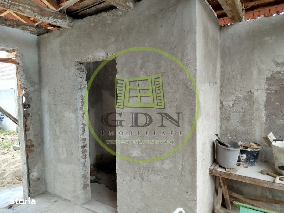 Casa cu o camera si curte individuala