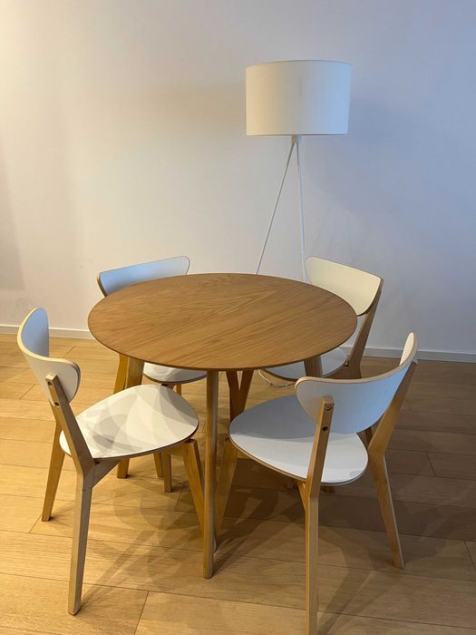 Canapea 2 locuri + masa dining lemn cu 4 scaune