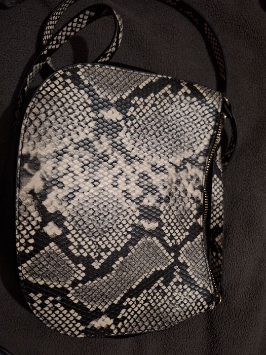 Дамска чанта змийски принт H&M