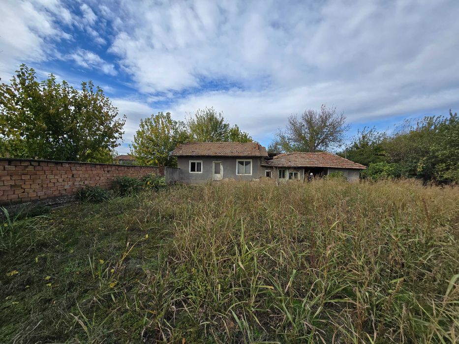 Къща с двор в село Ресен