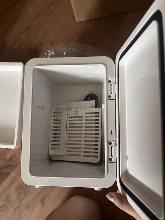 Мини хладилник за козметика 4L