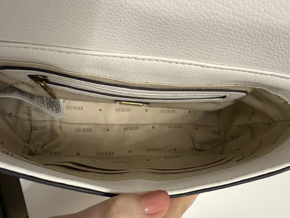 Дамска малка бяла чанта Guess