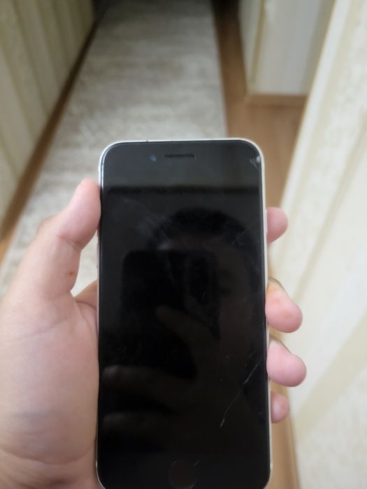Айфон се 2 продается