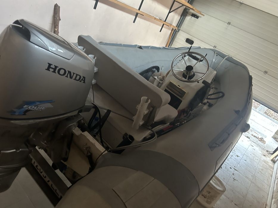 Продавам лодка риб LOMAC с двигател хонда