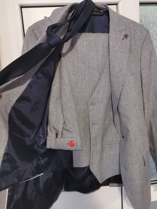 Vând costum bărbătesc nou