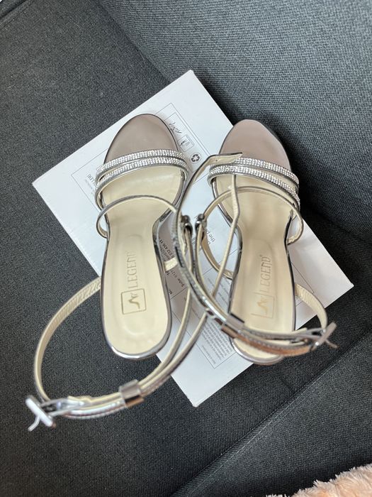 Сиви сандали на ток