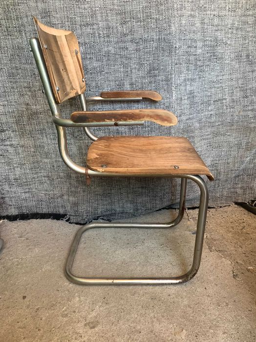 Стар стол Thonet S43 с подлакътници, проектиран от Март Щам.