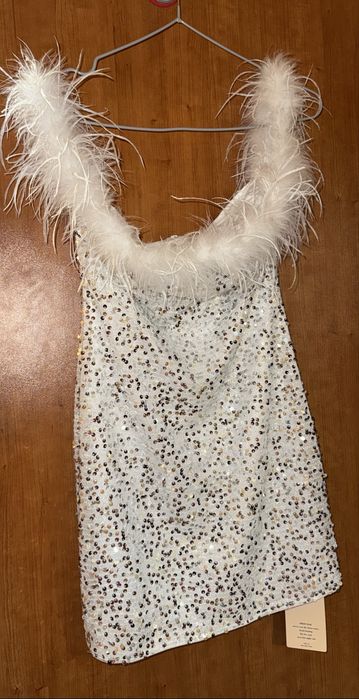 Стилна бяла рокля с пайети и пера на презрамките от SHEIN.