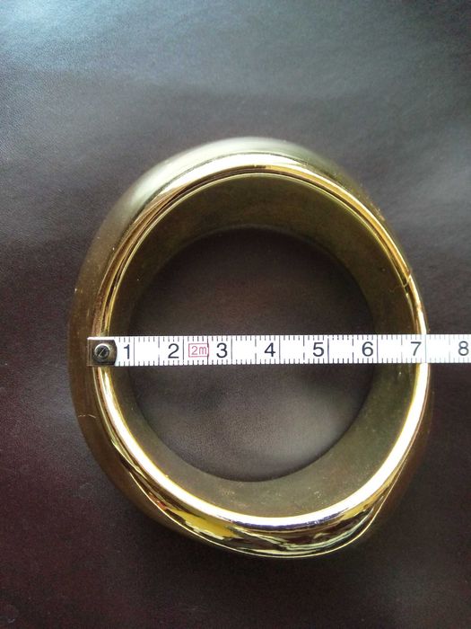 Широк ланец и твърда гривна